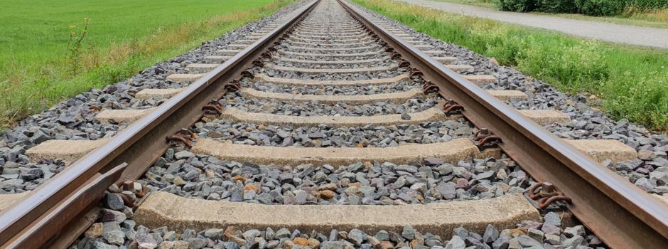 Betonplatten auf Bahnstrecke
