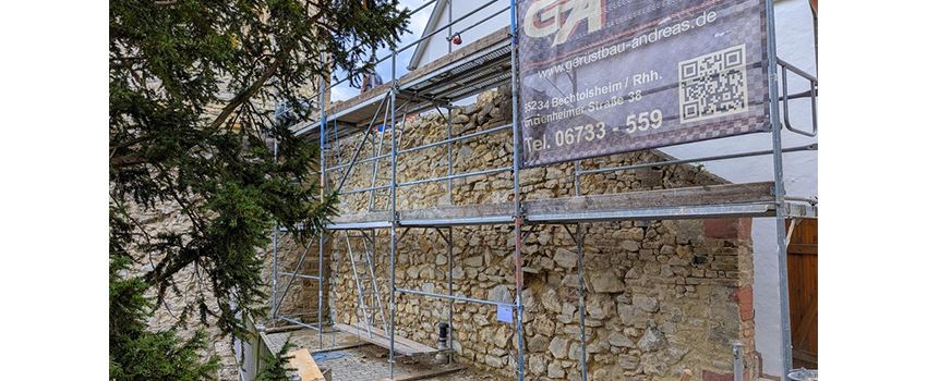 Sanierung der Uhrturm-Treppenmauer in Oppenheim hat begonnen