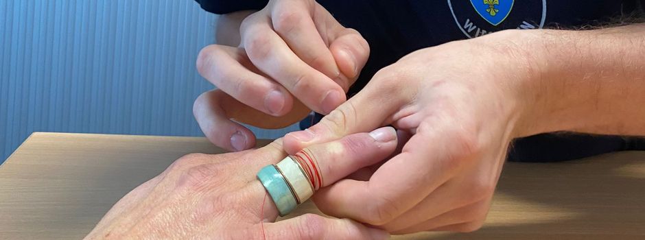 Feuerwehr befreit Frau von Ring