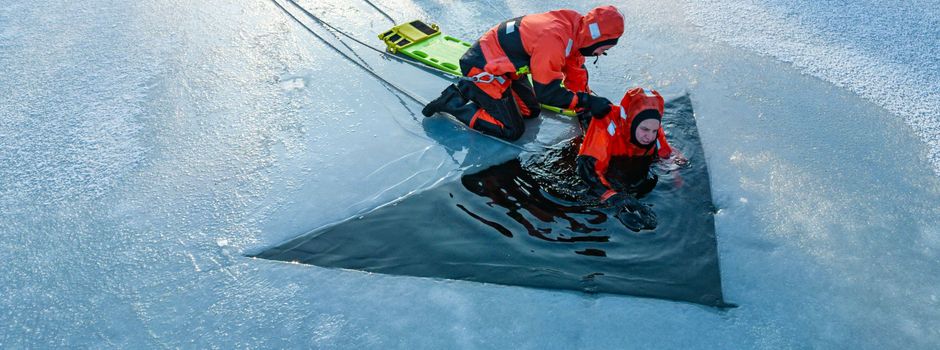 Mainzer Feuerwehr rückt zur Eisrettung aus – Übung in Hechtsheim