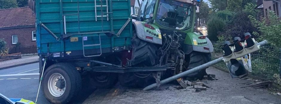 Treckergespann mäht Ampel um