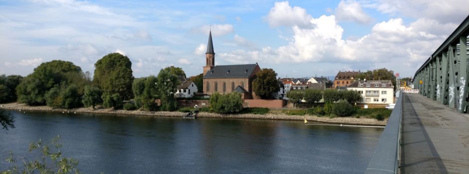 Nackter Mann läuft Kindern hinterher