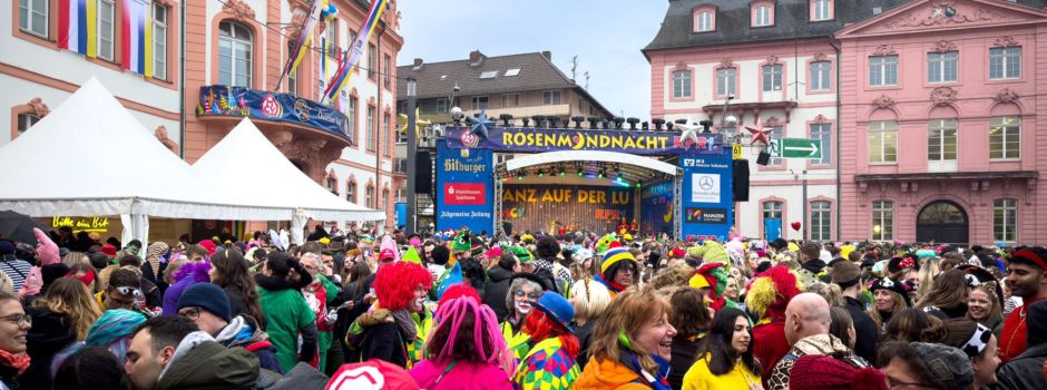 Weiberfastnacht auf dem Schillerplatz: So läuft die Mainzer Party