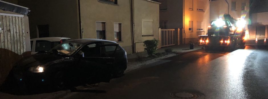 Nach Unfall: Betrunkener kracht mit Auto in Abschlepper