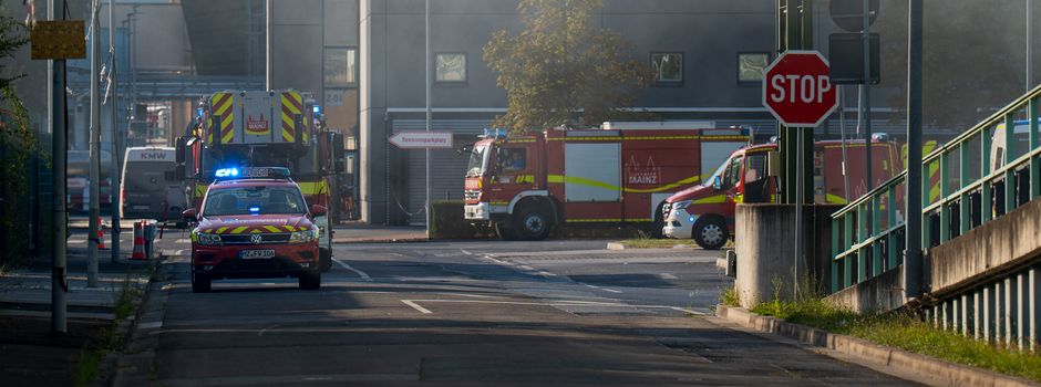 Großbrand im Mainzer Müllheizkraftwerk: Feuerwehr mit 130 Kräften im Einsatz