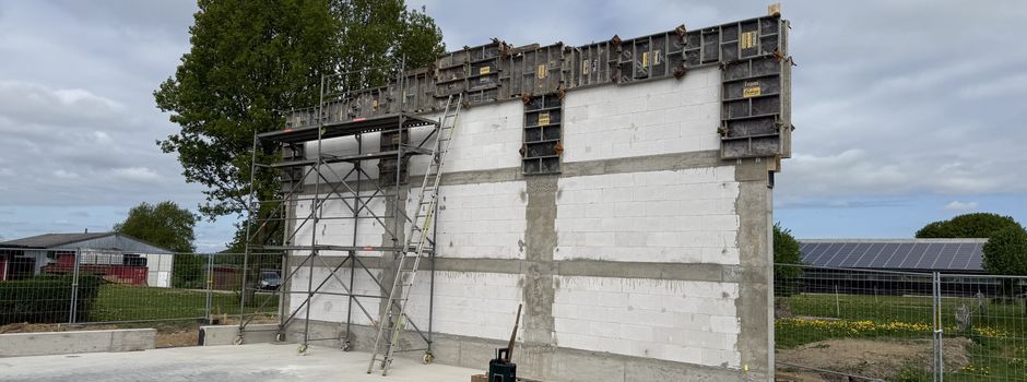 Brandschutzwand der FF Schillsdorf: Baufortschritt und Verzögerung