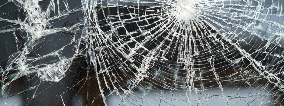 Auto-Scheiben eingeworfen
