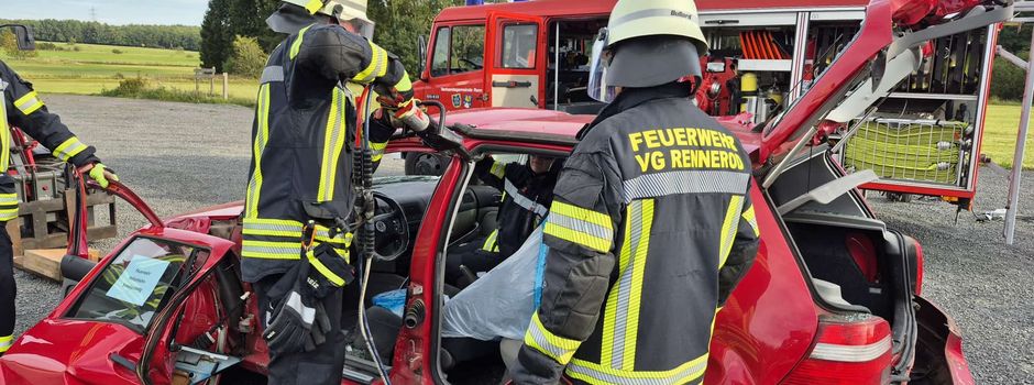 Feuerwehr Hellenhahn-Schellenberg übt technische Hilfeleistung bei Verkehrsunfällen