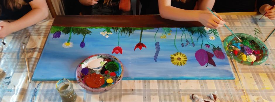 Kinderferienpassaktion 2025: Malen auf Leinwänden