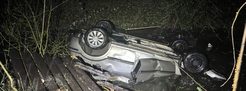 Schwerer Unfall: Auto landet in Teich