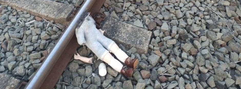 Makabrer Streich: Unbekannte legen Puppe auf Bahnschienen
