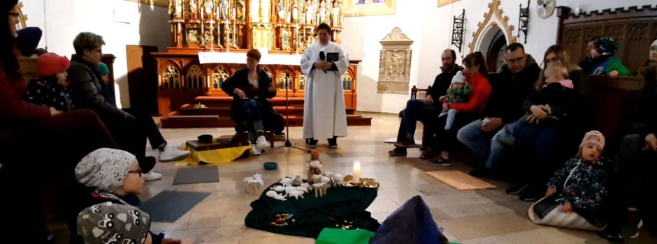 Ein Schaf versteckt sich im Krabbelgottesdienst