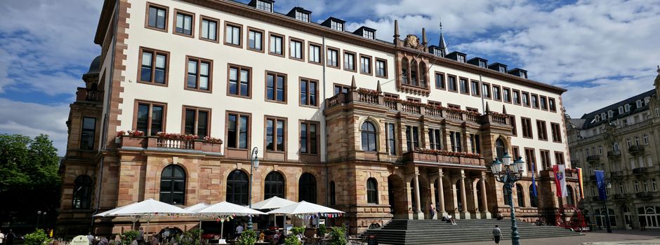 Kundgebung gegen Atomwaffen vor Wiesbadener Rathaus