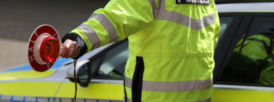 Polizeibeamte kontrollieren mehr als 450 Fahrzeuge und rund 600 Personen