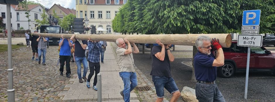 Schluss mit Etikettenschwindel: Wesenbergs Maibaum muss den Marktplatz der Woblitzstadt räumen