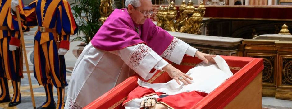 Sarg von Franziskus verschlossen