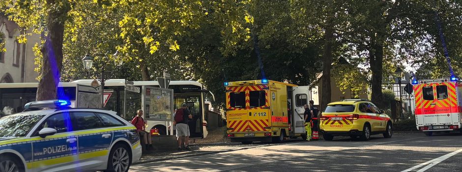 Zwischen Bus und Mauer gedrückt: Zwei Männer bei Koblenz verletzt