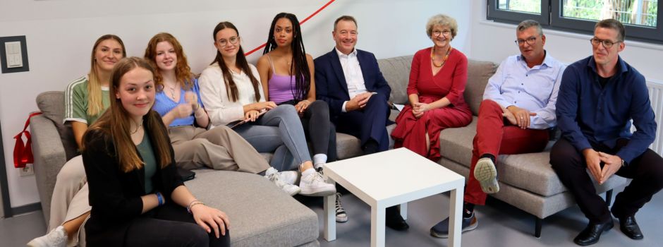 Niederkassel: Neue Küche als Begegnungs- und Aufenthaltsraum des Oberstufenzentrums der Gesamtschule eröffnet