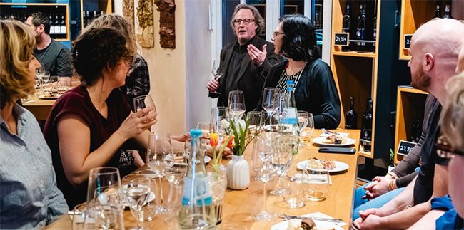 Kombination aus Wein und Theater: „Rotwein & Rampenlicht“ in Nierstein