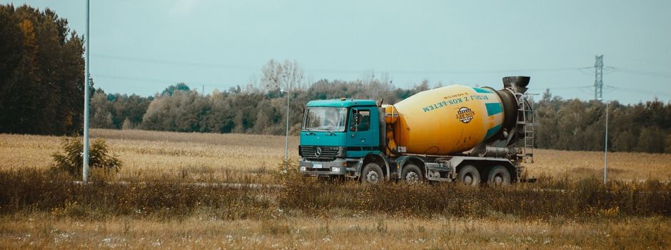 Schwerer Verkehrsunfall: Betonmischer kippt in Kreisverkehr um