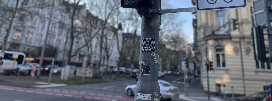 Unfallflucht in Wiesbaden: Drei Autos und eine Verkehrsinsel beschädigt