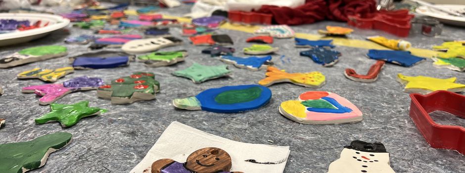 Gemeinsames Schmücken des Weihnachtsbaums