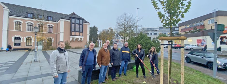 Bürgermeisterin pflanzt ganz besonderen Baum
