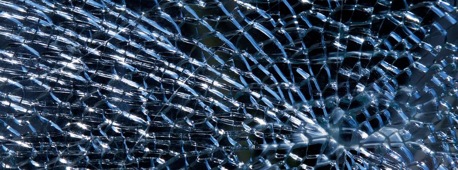 Erneut Gullydeckel gegen Scheibe geworfen