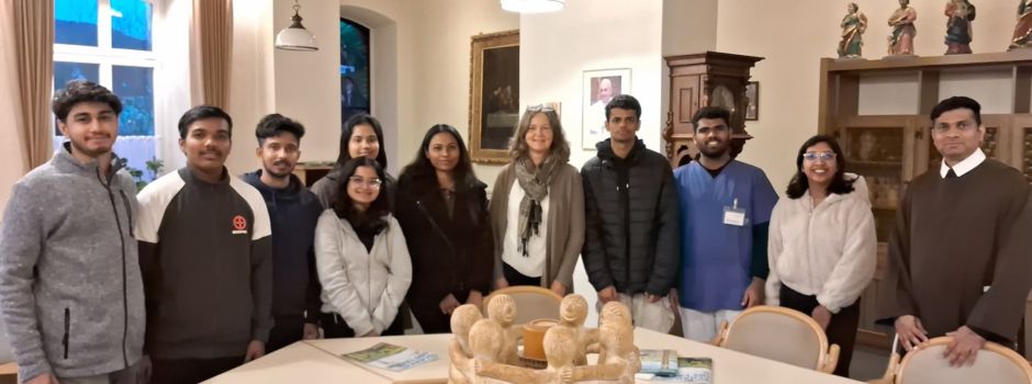 Indische Jugend lernt Hausen kennen