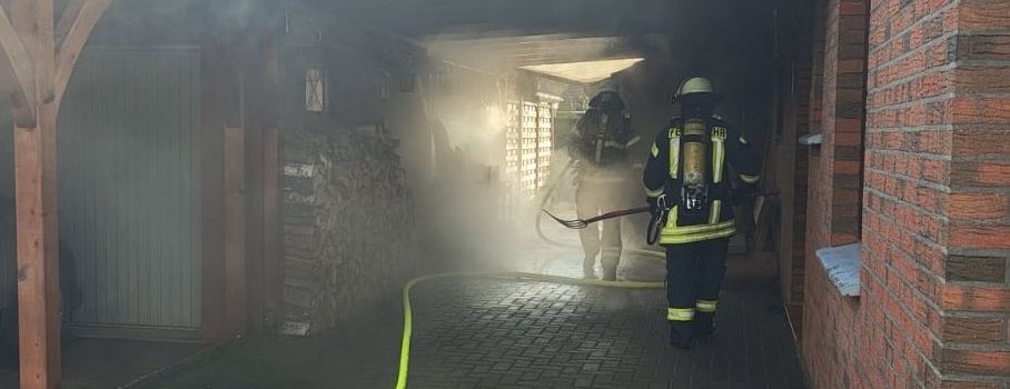 Mehrere Mülltonnen brennen
