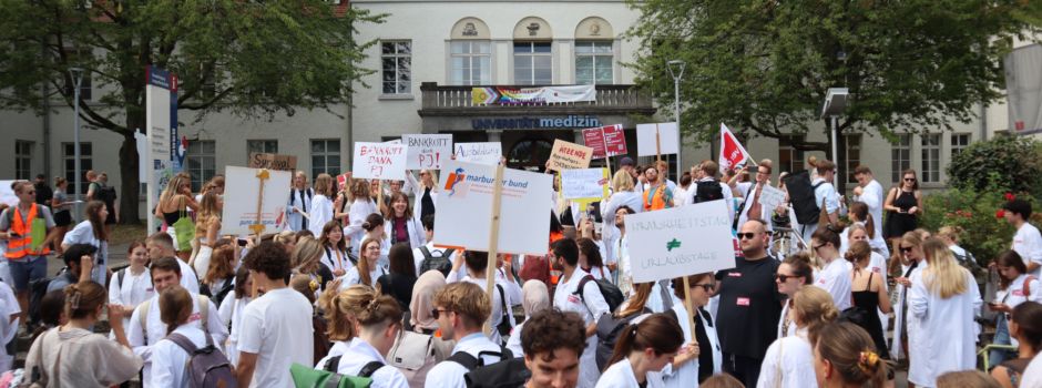 Mainzer Medizin-Studenten demonstrieren vor Uniklinik