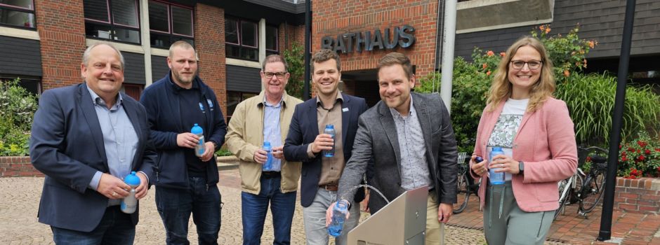 Rechtzeitig vor den heißen Sommertagen wurde der Trinkwasserspender in Lotte installiert