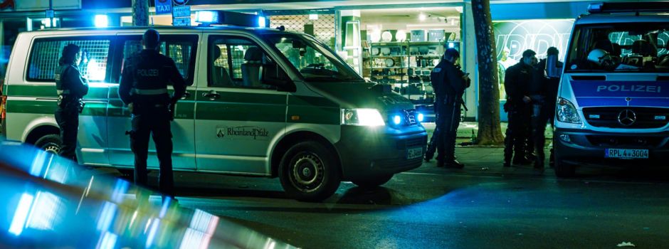 Streit eskaliert: Fünf Mainzer mit Tischen und Stühlen attackiert