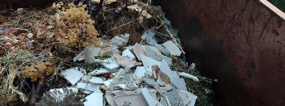 Bauschutt gehört NICHT in den Grünschnittcontainer am Friedhof