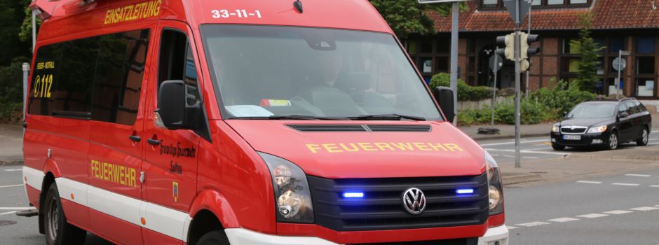Hinter dem Soltauer Rewe-Markt: Unbekannte zünden Packwagen an