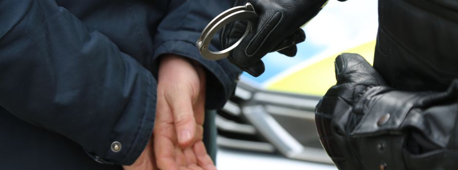 Gelddieb flüchtet mit dem Auto