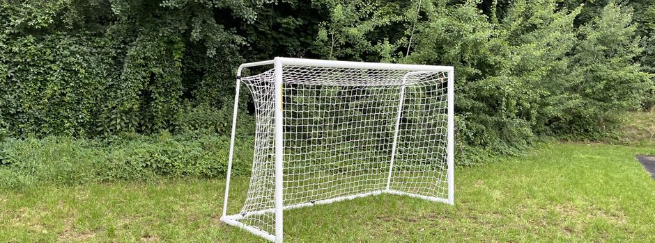 Fußballtor in Godern am Strand aufgebaut