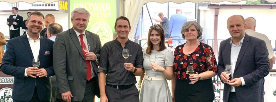 Winzer Tobias Staiger und Weinkönigin Gianna Simmer aus Nierstein präsentieren Niersteiner Weine und die Region in Polen