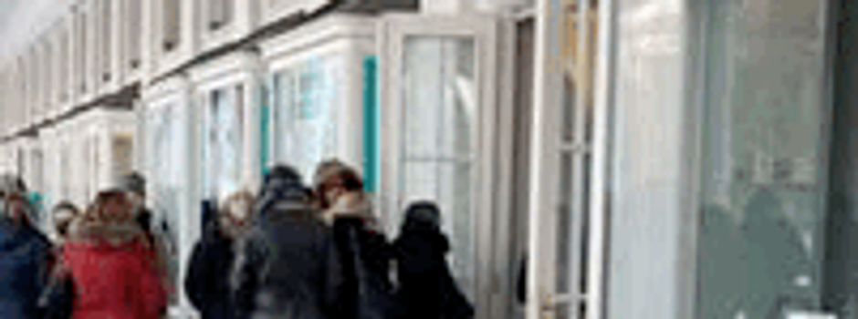 Hunderte Menschen stehen in Wiesbadener Innenstadt Schlange