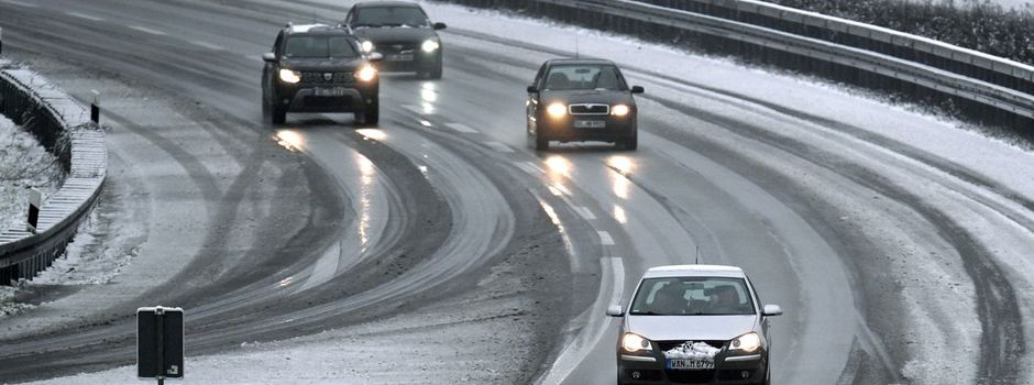 Glatteis und Schnee bringen Verkehr durcheinander