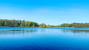 Stegbau am Trebbower See gestartet – Arbeiten erfolgen vom Wasser aus