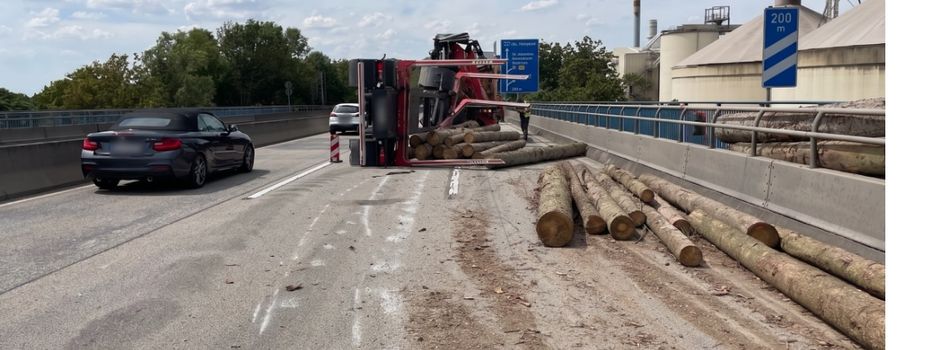 Unfall auf Weisenauer Brücke in Mainz: Lkw verliert Baumstämme auf der A60