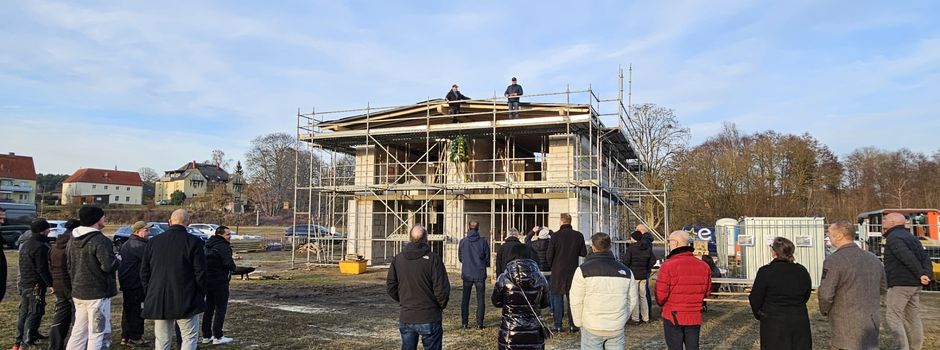 Symbolisches Richtfest für den Wesenberger Woblitzseepark: Auf Industriebrache entsteht beispielgebende Feriensiedlung
