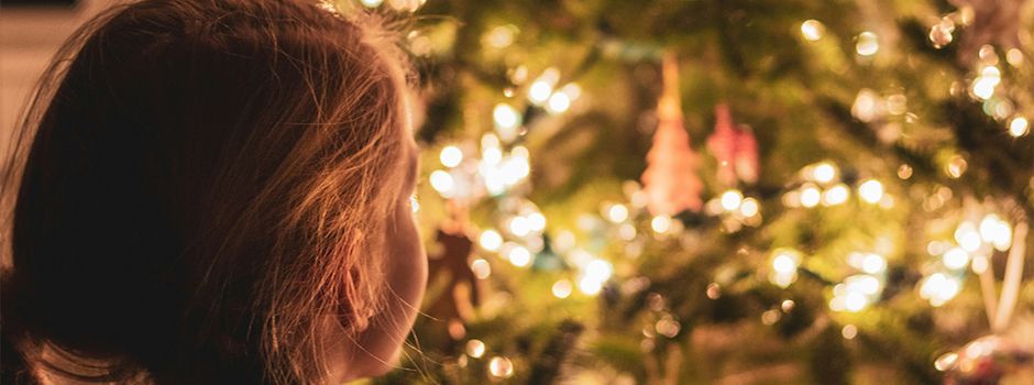 Vorweihnachtliche Idylle am Dorfbrunnen: Uelversheim lädt zum traditionellen Baumschmücken