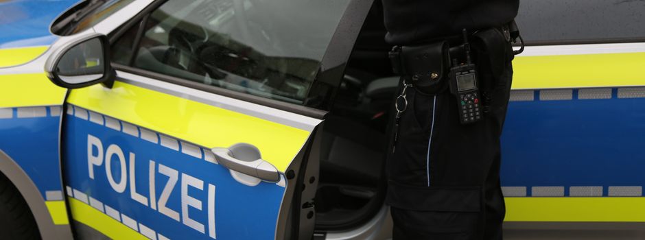 Mit dem Pkw gegen Baum geprallt