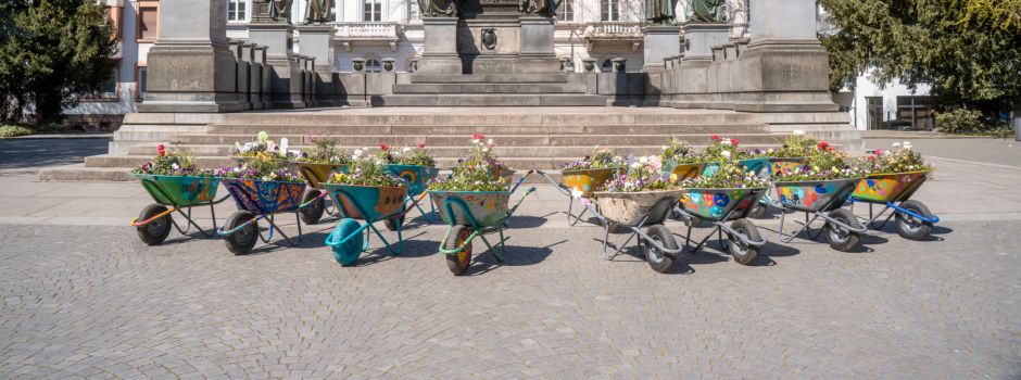Neue Pflanzen-Schubkarren für die Wormser Innenstadt