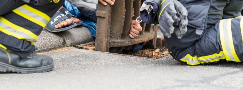 Kurioser Feuerwehreinsatz: Mann in Kanaldeckel eingeklemmt