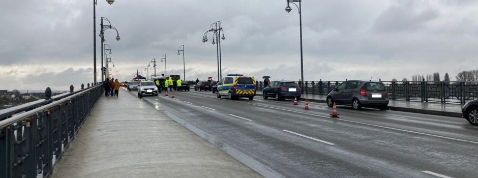 Was es mit dem Großeinsatz auf der Theodor-Heuss-Brücke auf sich hat