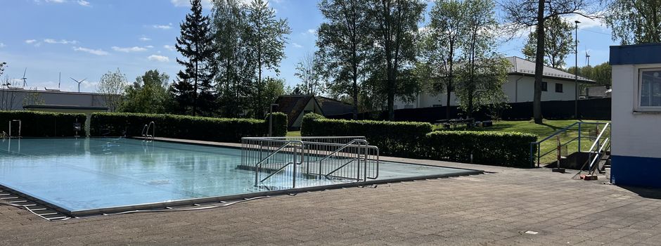 Schwimmbadgelände wird für die Saison hergerichtet