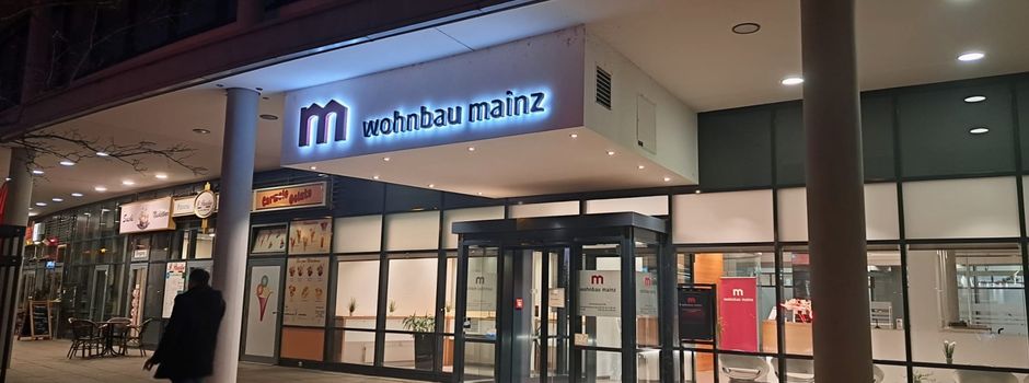 Mann kippt Müll über Mainzer Wohnbau-Mitarbeiterin